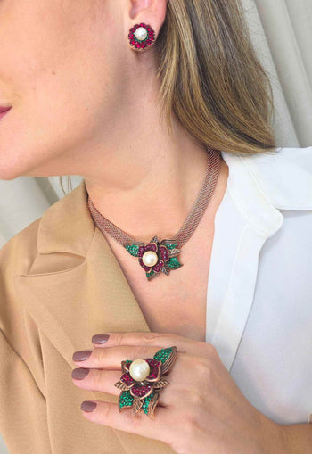 Colar Iracema: Romântico de Malha Vintage e Pingente de Flor Vermelha, Folhas Verdes e Pérola | Casual Chic para o Dia a
