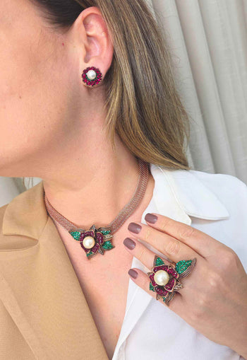Colar Iracema: Romântico de Malha Vintage e Pingente de Flor Vermelha, Folhas Verdes e Pérola | Casual Chic para o Dia a