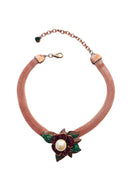 Colar Iracema: Romântico de Malha Vintage e Pingente de Flor Vermelha, Folhas Verdes e Pérola | Casual Chic para o Dia a