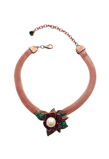 Colar Iracema: Romântico de Malha Vintage e Pingente de Flor Vermelha, Folhas Verdes e Pérola | Casual Chic para o Dia a