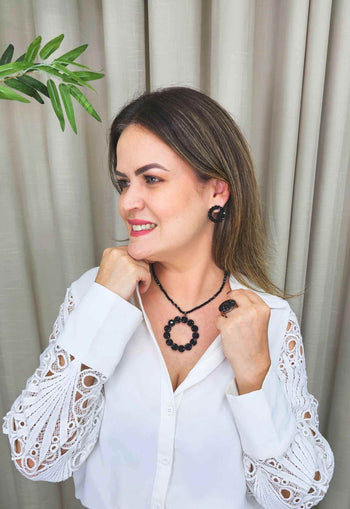 Colar Georgina com pingente redondo de pedras e cristais pretos banhado no vintage