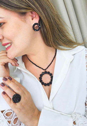 Colar Georgina com pingente redondo de pedras e cristais pretos banhado no vintage