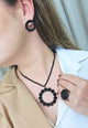 Colar Georgina com pingente redondo de pedras e cristais pretos banhado no vintage