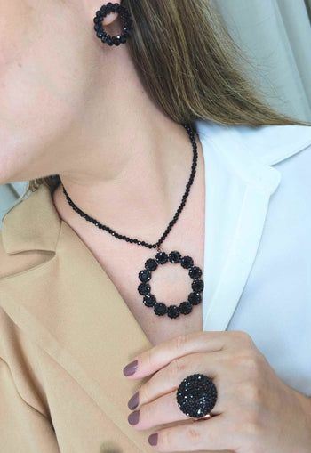 Colar Georgina com pingente redondo de pedras e cristais pretos banhado no vintage