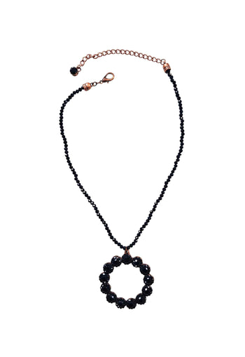Colar Georgina com pingente redondo de pedras e cristais pretos banhado no vintage