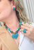 Colar Noir de pedras marrom e verde com pingente de coração blue zircon banhado no ouro velho