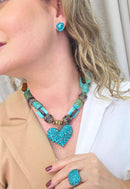 Colar Noir de pedras marrom e verde com pingente de coração blue zircon banhado no ouro velho