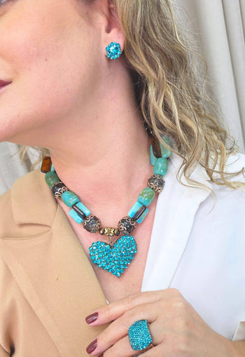 Colar Noir de pedras marrom e verde com pingente de coração blue zircon banhado no ouro velho