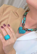 Colar Noir de pedras marrom e verde com pingente de coração blue zircon banhado no ouro velho