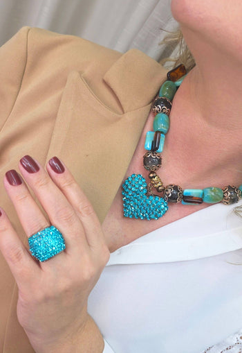 Colar Noir de pedras marrom e verde com pingente de coração blue zircon banhado no ouro velho
