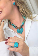 Colar Noir de pedras marrom e verde com pingente de coração blue zircon banhado no ouro velho