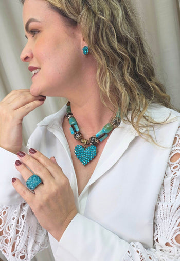 Colar Noir de pedras marrom e verde com pingente de coração blue zircon banhado no ouro velho