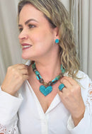 Colar Noir de pedras marrom e verde com pingente de coração blue zircon banhado no ouro velho