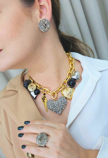 Colar Irresistível com maxi pingente de coração black diamond e pingentes de pedras pretas banhados no dourado e prata