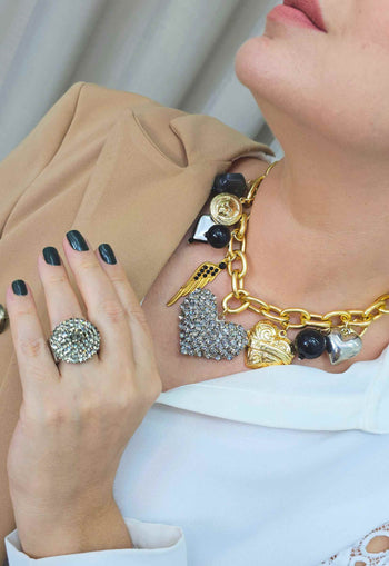 Colar Irresistível com maxi pingente de coração black diamond e pingentes de pedras pretas banhados no dourado e prata