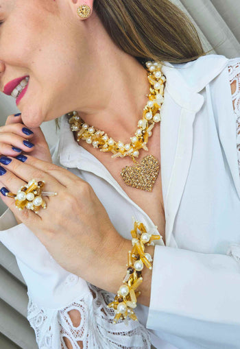 Colar Olinda com perolas, miçangas e pingente de coração dourado