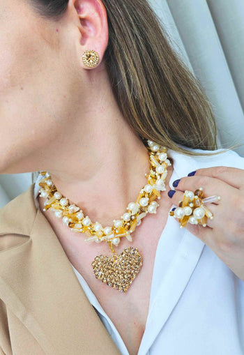 Colar Olinda com perolas, miçangas e pingente de coração dourado