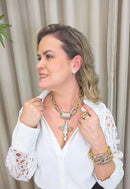 Colar Sarabi de elos prata e dourado com pingente de crucifixo de pedras