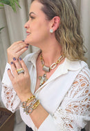 Colar Sarabi de elos prata e dourado com pingente de crucifixo de pedras