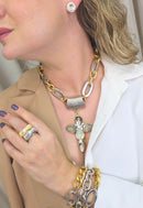 Colar Sarabi de elos prata e dourado com pingente de crucifixo de pedras