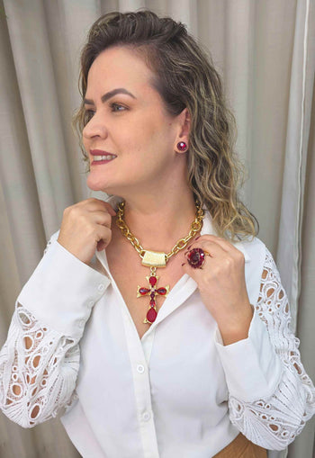 Colar Ester Vermelho com pingente de cruz banhado no dourado