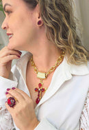 Colar Ester Vermelho com pingente de cruz banhado no dourado