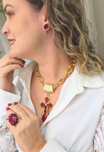 Colar Ester Vermelho com pingente de cruz banhado no dourado