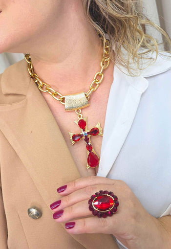 Colar Ester Vermelho com pingente de cruz banhado no dourado