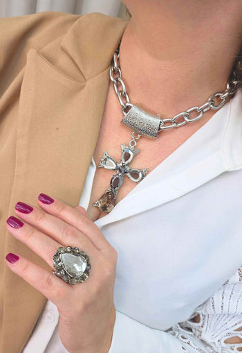 Colar Ester Silver com pingente de cruz de pedras em tons cinza banhado no prata