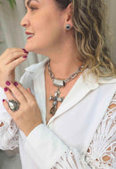 Colar Ester Silver com pingente de cruz de pedras em tons cinza banhado no prata