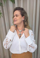 Colar Ester Silver com pingente de cruz de pedras em tons cinza banhado no prata