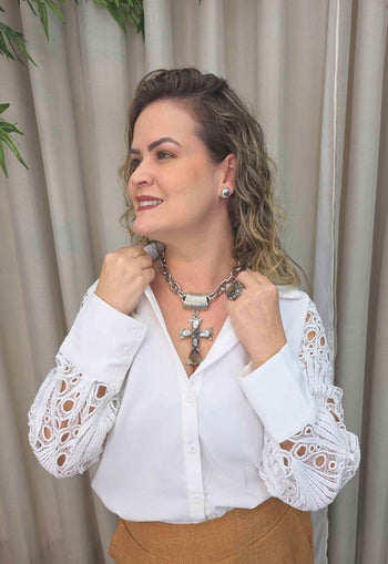 Colar Ester Silver com pingente de cruz de pedras em tons cinza banhado no prata