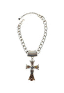 Colar Ester Silver com pingente de cruz de pedras em tons cinza banhado no prata