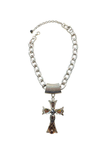 Colar Ester Silver com pingente de cruz de pedras em tons cinza banhado no prata
