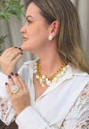 Maxi colar Nilcéia perolado com pingente de flor dourada e strass boreal