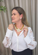 Maxi colar Nilcéia perolado com pingente de flor dourada e strass boreal