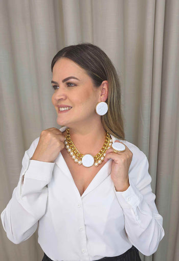 Colar Claudiane: Pérolas com Pingente de Metal Redondo Esmaltado Branco no Dourado | Look de Festa