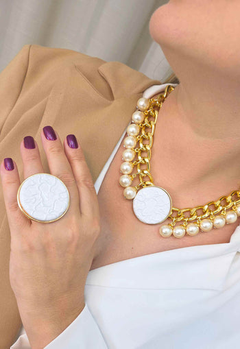 Colar Claudiane: Pérolas com Pingente de Metal Redondo Esmaltado Branco no Dourado | Look de Festa