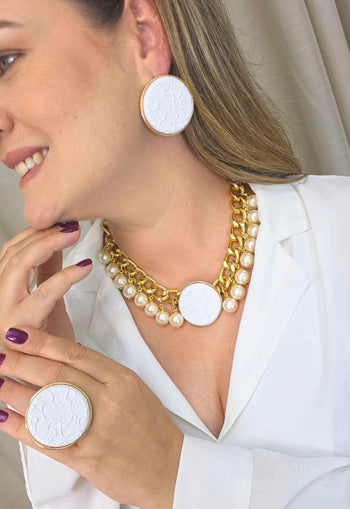 Colar Claudiane: Pérolas com Pingente de Metal Redondo Esmaltado Branco no Dourado | Look de Festa