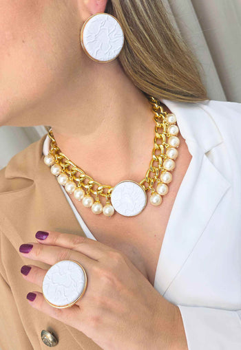 Colar Claudiane: Pérolas com Pingente de Metal Redondo Esmaltado Branco no Dourado | Look de Festa