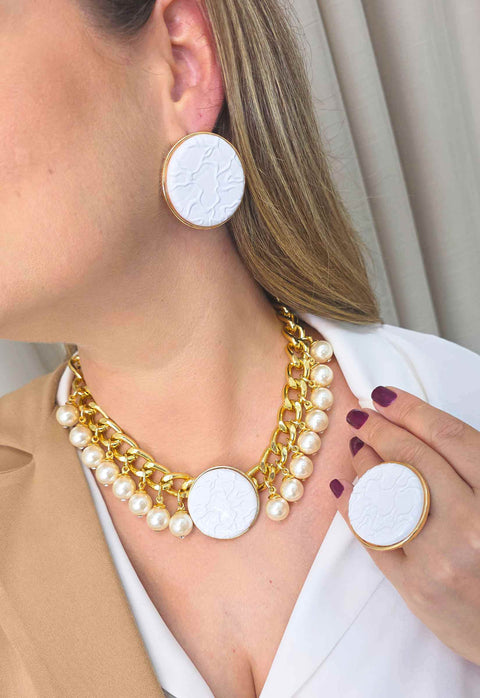 Colar Claudiane: Pérolas com Pingente de Metal Redondo Esmaltado Branco no Dourado | Look de Festa