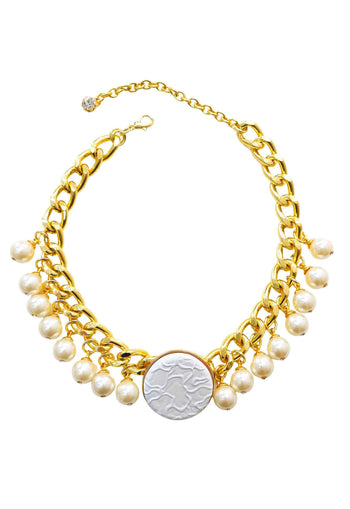 Colar Claudiane: Pérolas com Pingente de Metal Redondo Esmaltado Branco no Dourado | Look de Festa