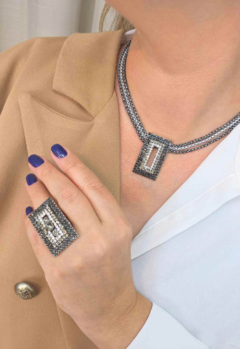 Colar Débora: Moderno com Retângulo de Hematite e Cristal e Venezianas Grafite e Prata | Seleção Especial da Dai
