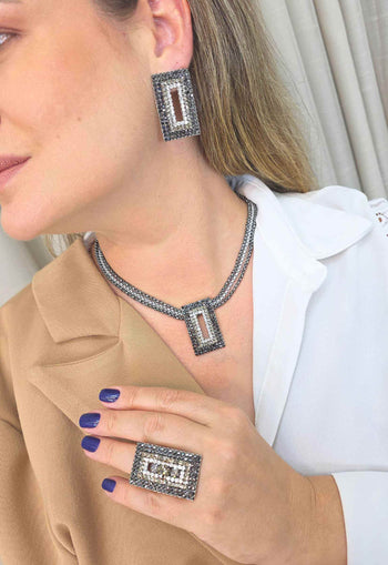 Colar Débora: Moderno com Retângulo de Hematite e Cristal e Venezianas Grafite e Prata | Seleção Especial da Dai