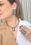 Colar Débora: Moderno com Retângulo de Hematite e Cristal e Venezianas Grafite e Prata | Seleção Especial da Dai