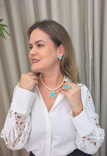 Colar Rutinha com perolas e pingente dourado esmaltado em azul