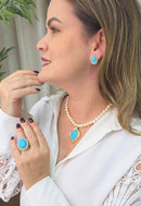 Colar Rutinha com perolas e pingente dourado esmaltado em azul