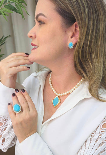 Colar Rutinha com perolas e pingente dourado esmaltado em azul