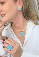 Colar Rutinha com perolas e pingente dourado esmaltado em azul