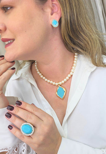 Colar Rutinha com perolas e pingente dourado esmaltado em azul